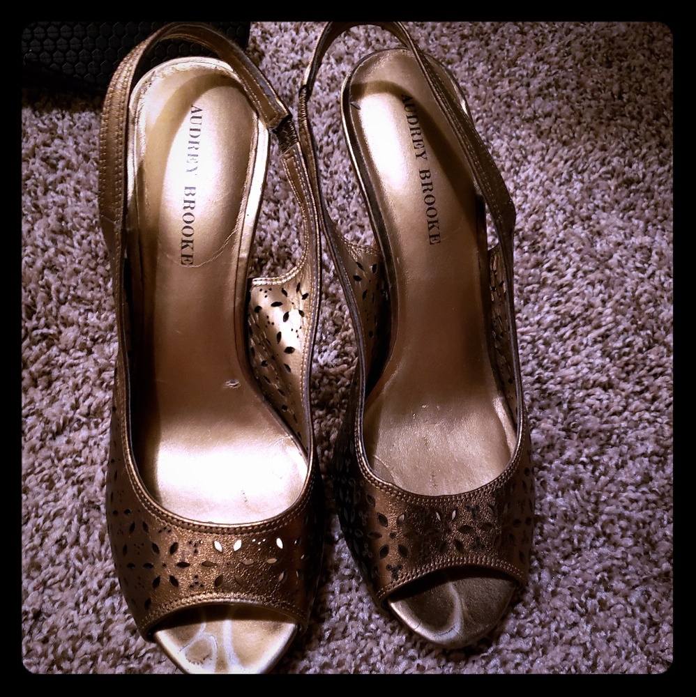 Slingback bronze shoes